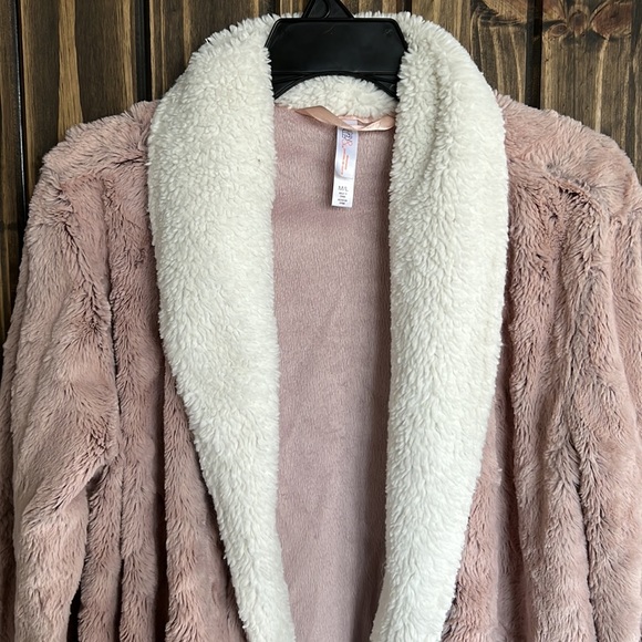 Fuzzy Robe 💖 - Picture 2 of 2